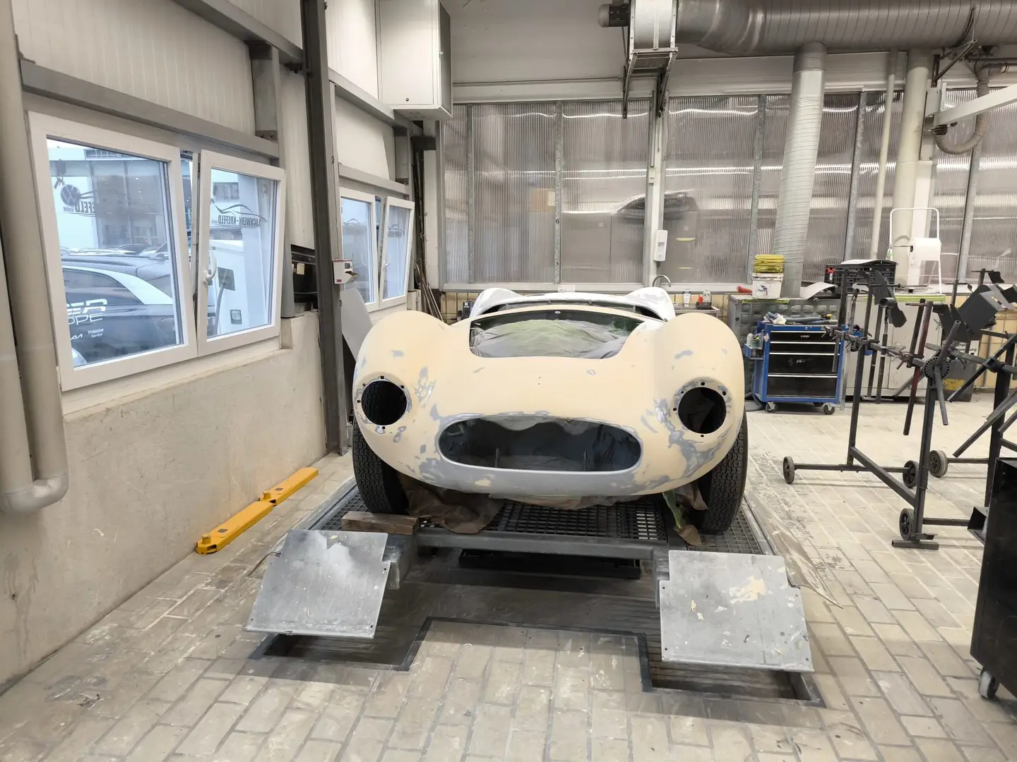 Specials Neuaufbau eines Maserati: Die Grundkarossierie gespachtelt/gefüllert