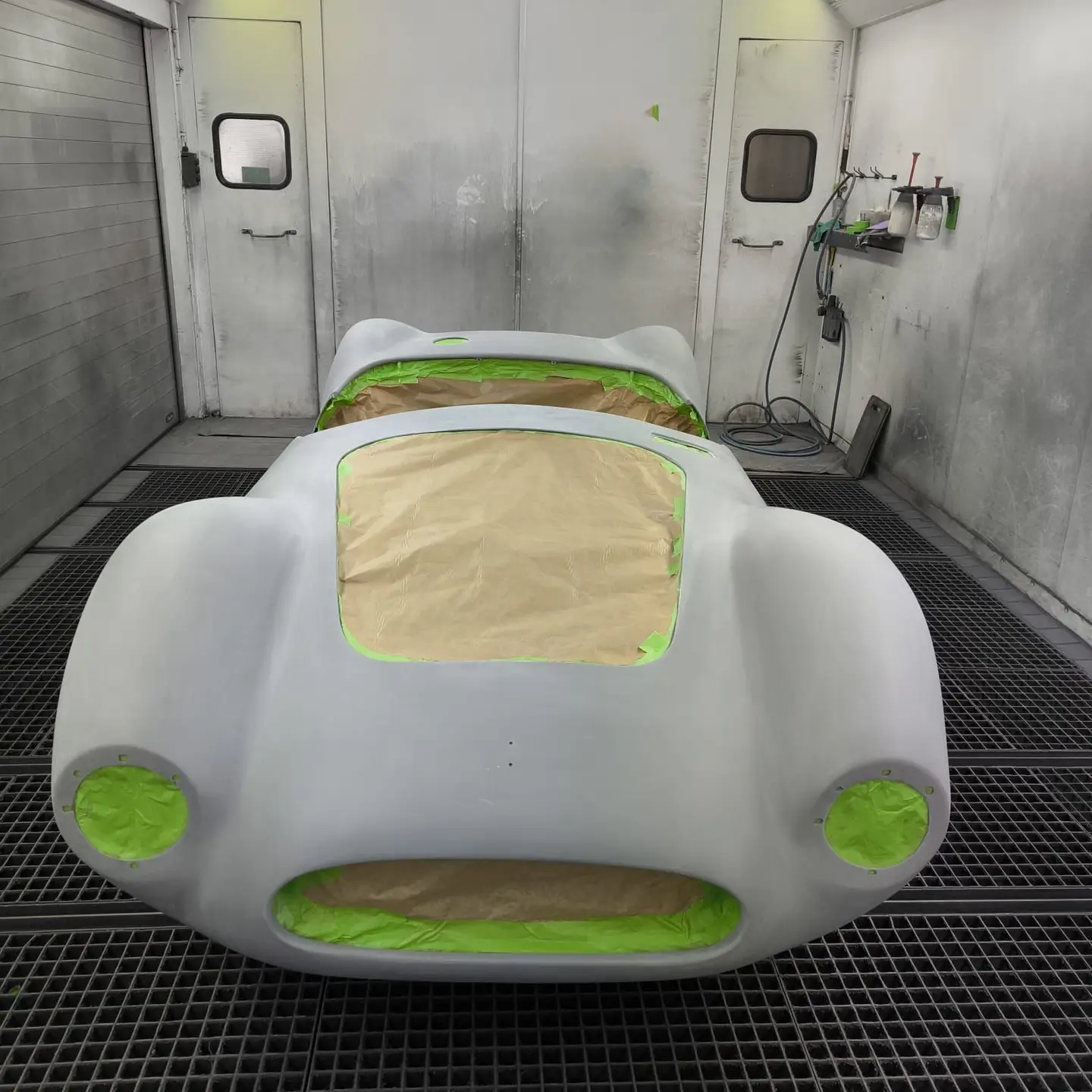 Specials Neuaufbau eines Maserati: In der Lackierkabine,
abgeklebt